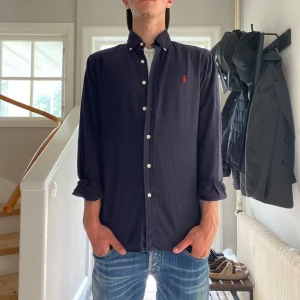 Mörkblå Ralph Lauren Skjorta - Ralph Lauren skjorta i mycket bra skick😮‍💨| Storlek: S | Jag är 182cm och väger 65kg📏| Vid frågor eller pris diskussion är det bara att skriva ✍🏼 | Frakt inom 48h📦