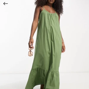 Khakigrön långklänning ASOS DESIGN - Snygg khakigrön långklänning från ASOS. Helt ny och aldrig använd. Med prislapp kvar