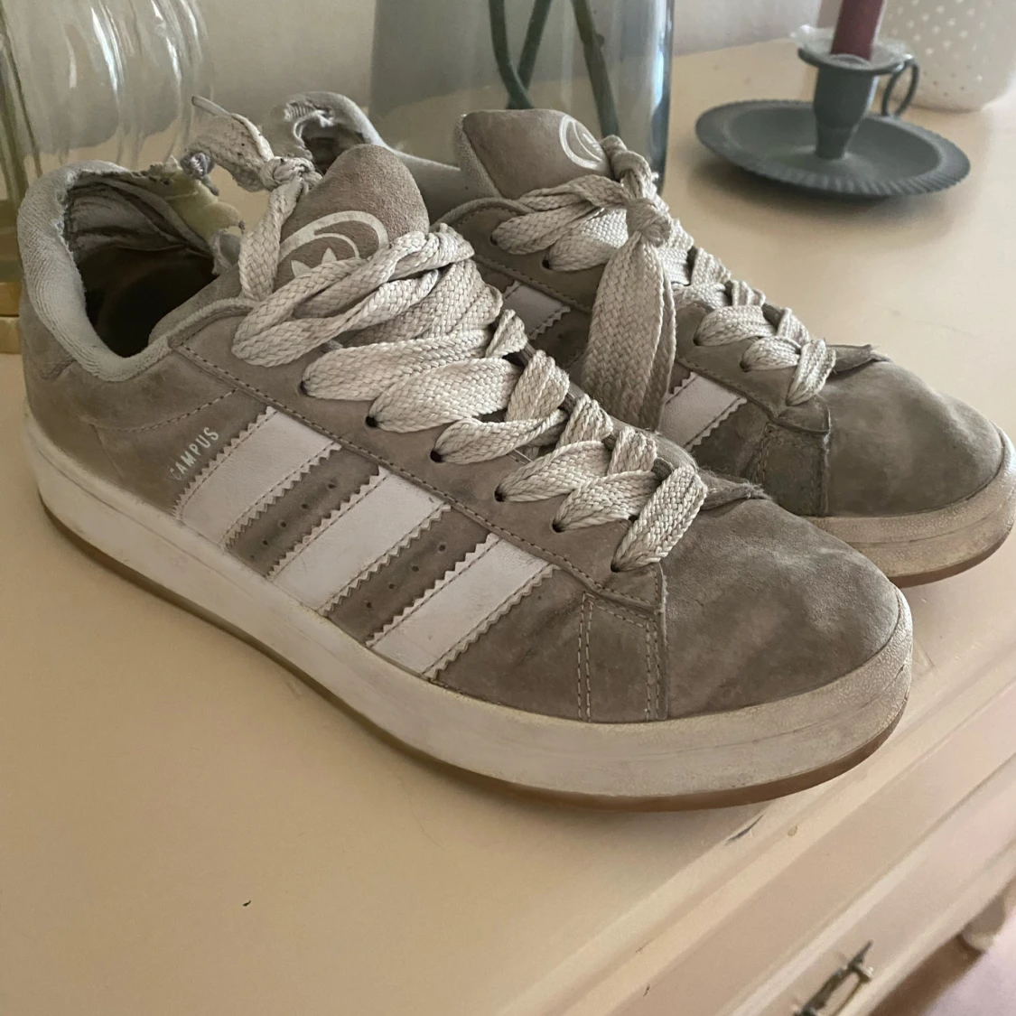 Grå Adidas Campus sneakers i mocka - 1