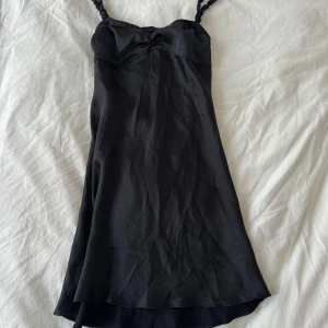 svart zara klänning - så fin! passar XS- liten S skulle jag säga ☺️