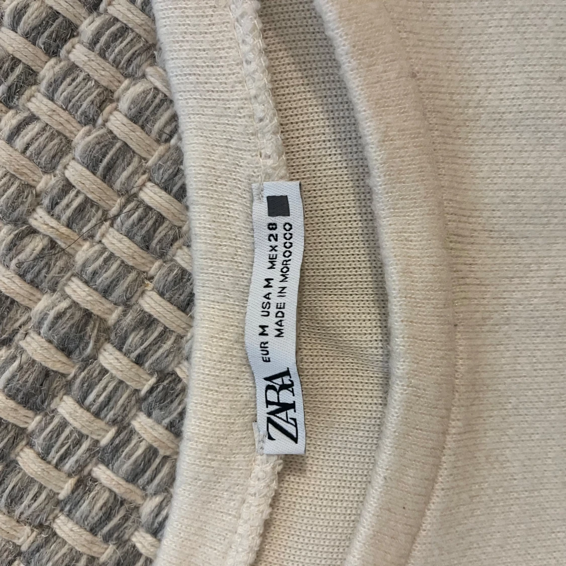 Beige topp med pärldetaljer från Zara - 2