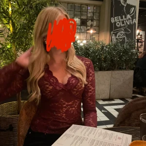 Gina Tricot spets topp - Superfin tröja ifrån Gina Tricot som tyvärr inte kommer till användning längre! Köpt i höstas, använd 2 gånger sen dess. Nypris 299kr💕