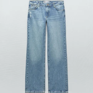 Blå straight low waist jeans från Zara - Säljer ett par ljusblå low waist jeans från Zara med straight passform. Jeansen har blivit lite slitna nertill då dom är lite långa för mig som är 165cm. Även blivit lite större hål på detalj från innan vid ena fickan. Blivit för stora för mig, men annars en favorit 😍Köpta för 400kr 