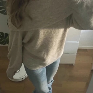 Offshoulder tröja💗 - Jättefin offshoulder tröja endast använd en gång, storlek M men passar även S. Färgen stämmer inte så bra överens med verkligheten då den är mer grå/ljusbeige💗💗