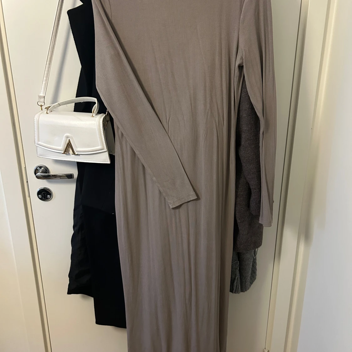 Mörk beige ribbad långklänning 157