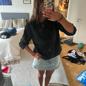 Svart blus med broderade detaljer🩷 - Supersnygg svart blus med broderade detaljer och lätt puffiga långärmar. Blusen har en relaxed fit och är gjord i bomull, vilket gör den både luftig och bekväm. Perfekt att styla med jeans eller kjol för en trendig look. Köpt på Copenhagen Luxe och knappt använd❣️