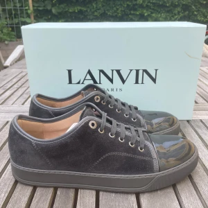 Lanvin skor  - Hej! Säljer nu dessa sjukt snygga Lanvin skor. Skorna är i toppskick! Vi rekommenderar att gå ner en storlek. Har ett begränsat antal boxar och dustbag! Hör gärna av dig vid frågor 