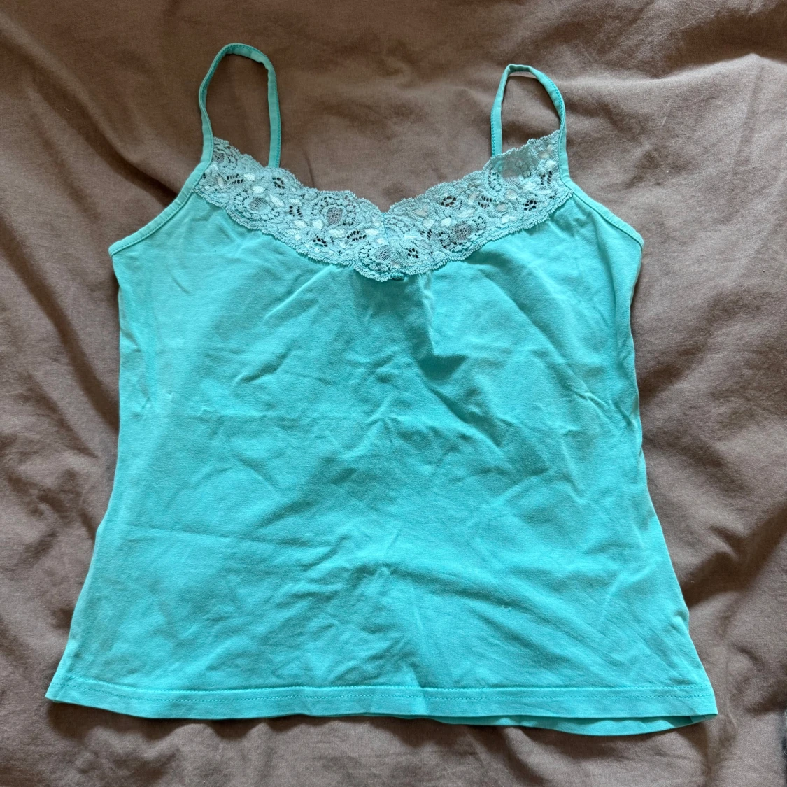 Turkos linnetopp med spetskant