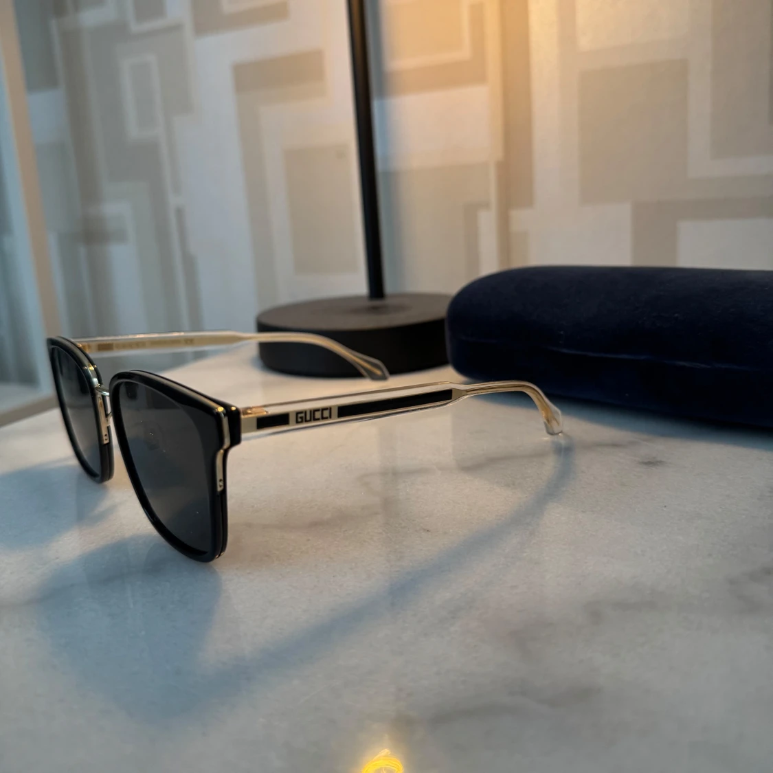Gucci Svarta Solglasögon med Gulddetaljer - 1