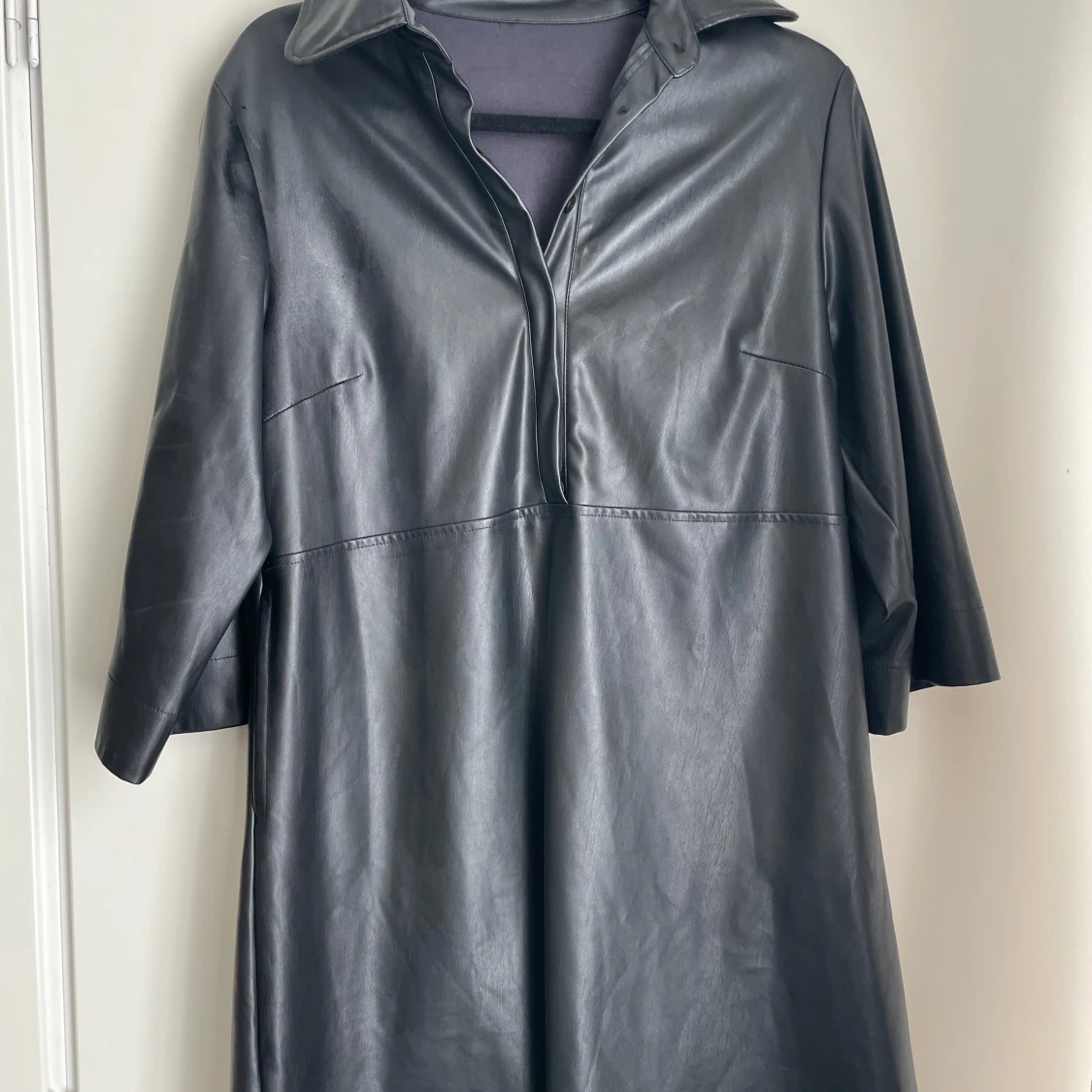 Svart klänning i skinnimitation – Strl S/M 