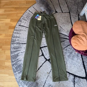 Corteiz HMP OPEN HEM Olive/Black Sweatpants - || Säljer ett par olivgröna Corteiz HMP mjukisbyxor || Byxorna har snören på insidan, broderad logga fram och en bakficka med dragkedja || Helt nya med etiketter kvar på byxorna || Endast provburit dem efter att jag fick hem dem || Perfekta att relaxa i eller rocka utomhus som en 🤴 ||