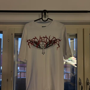 Vit t-shirt med tryck från Revenge - Vit t-shirt från Revenge. Använd enstaka gång. Storlek M. Lite oversize modell