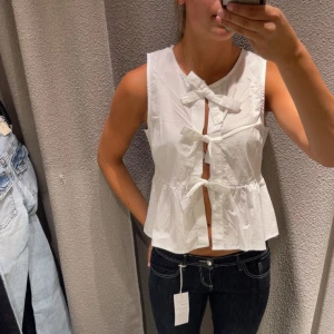 Gina blus - Säljer denna superfina blus/topp från Gina tricot💓helt ny, aldrig använd utan endast testad. Finns ej i sortimentet längre. Är M men sitter bra på mig som har xs/s