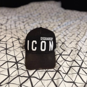 Svart keps från DSQUARED2  - Svart keps från DSQUARED2. One size du justerar storleken själv 