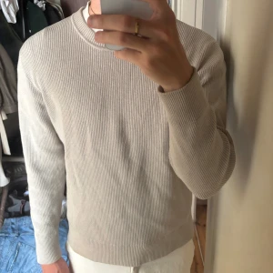 Ljung Beige Tröja - Säljer en tröja från Ljung, storlek M. Superfint skick, knappt använd. Inköpt på Brothers. Hämtas i Gamla Enskede eller fraktas