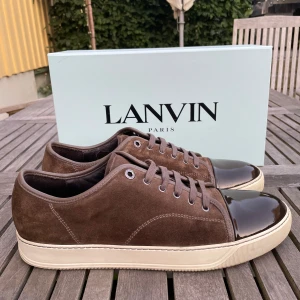 Lanvin skor  - Hej! Säljer nu dessa sjukt snygga Lanvin skor. Skorna är i nya, använda en gång! Vi rekommenderar att gå ner en storlek. Har ett begränsat antal boxar och dustbag! Hör gärna av dig vid frågor 