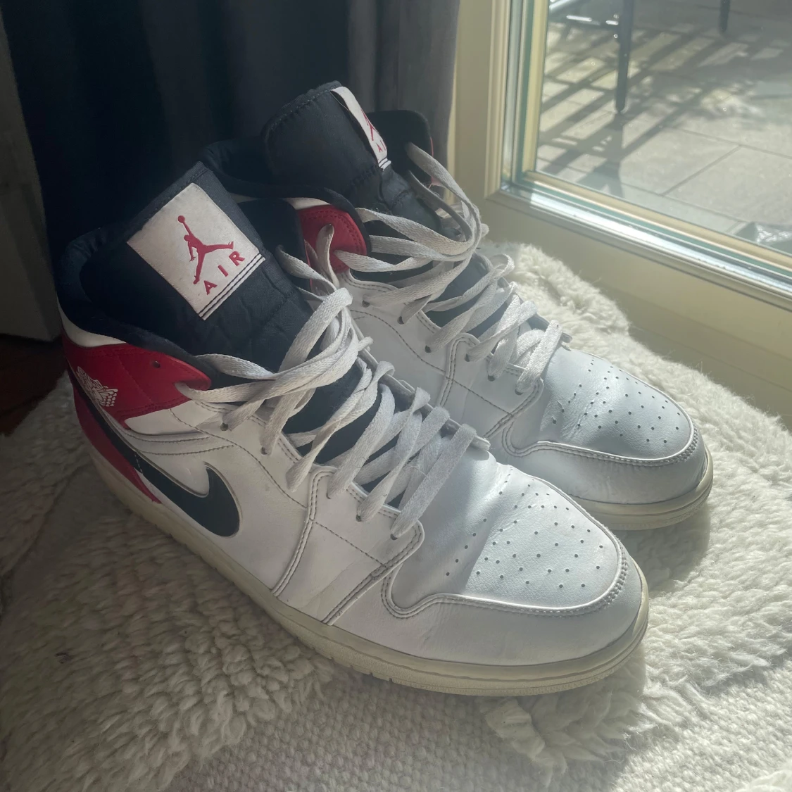 Nike Air Jordan 1 Mid Vit/Röd/Svart