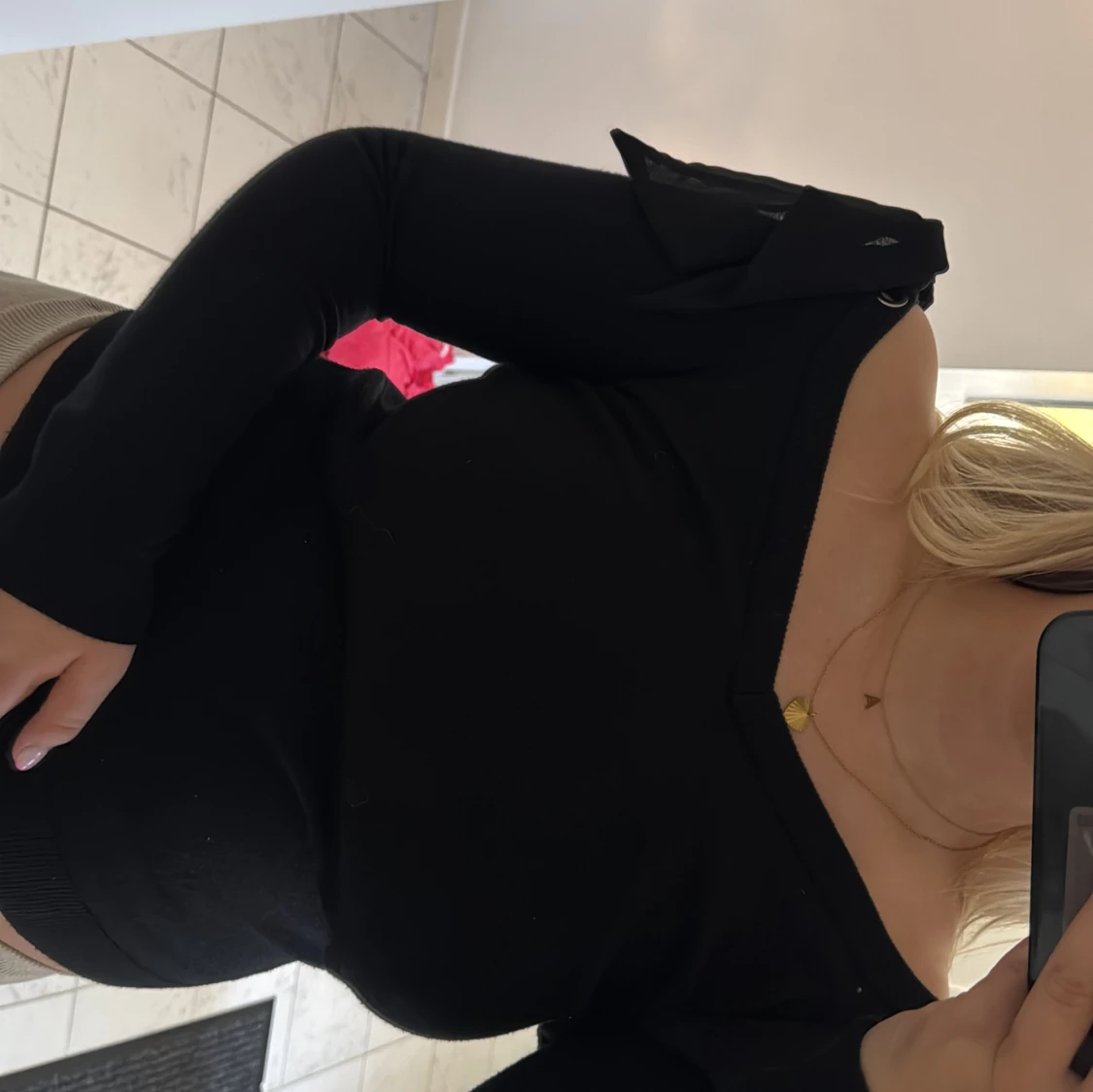 Svart långärmad topp med rosett