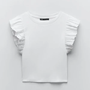 Vit volangtopp från Zara - Supersöt vit topp från Zara med volangdetaljer på axlarna🤍