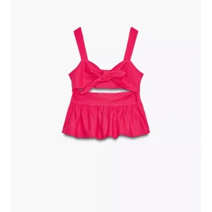 Rosa topp med rosett zara - Superfin rosa topp med breda axelband, volang nertill och en stor rosett framtill. Toppen har en söt cut-out detalj under bysten. Prislappen är på