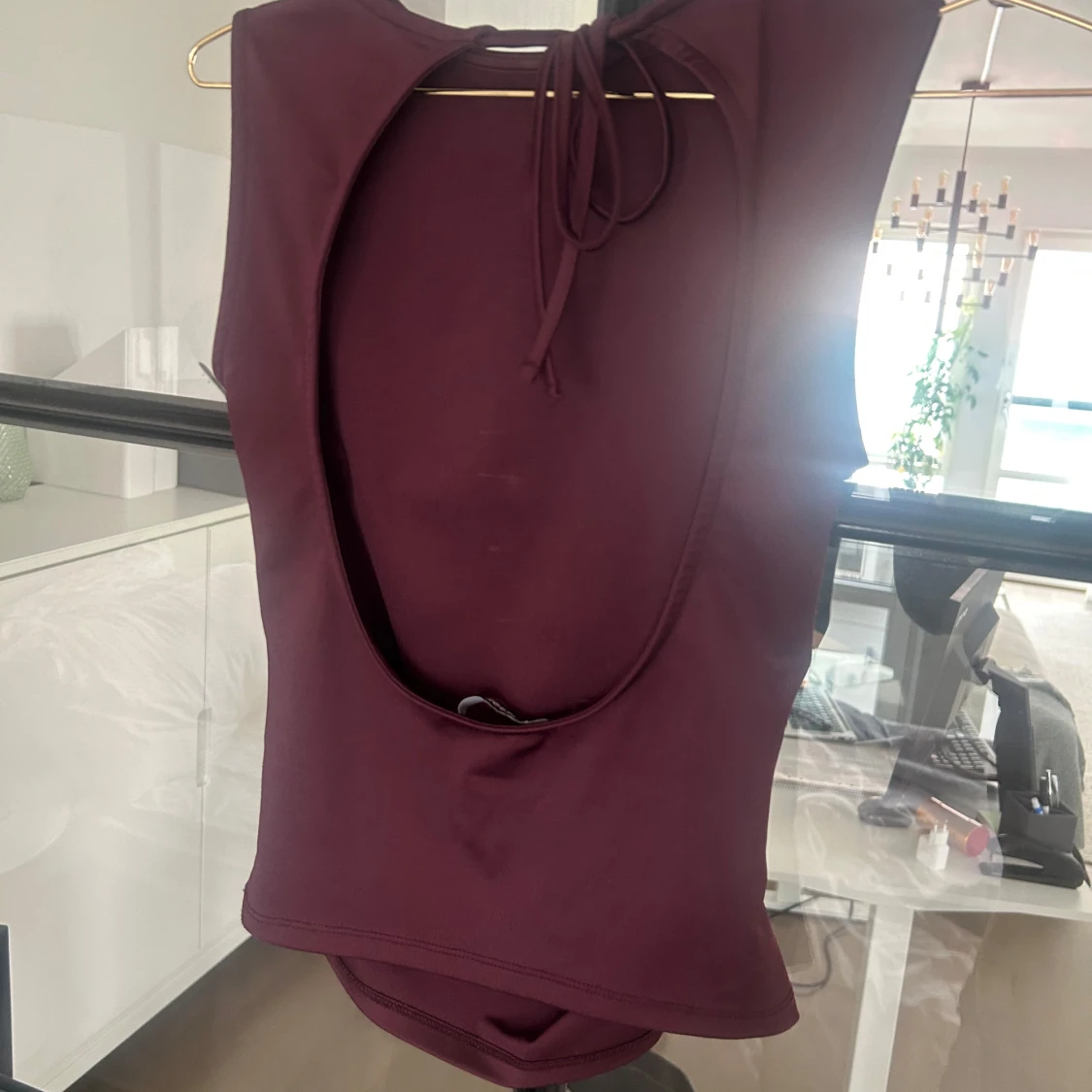 Vinröd ärmlös topp med öppen rygg - 2