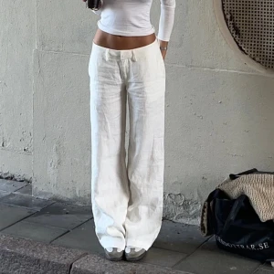 Vita linnebyxor från Alobha - Säljer ett par helt nya vita classy linnen pants från Alobha. Byxorna har låg midja och en lös, vid passform. Str M. Bud (min 1000 kr) (lånad bild)