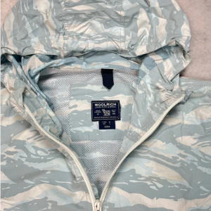 Woolrich windbreaker jacket - – Condition: 9/10  - Size: L but fits like a S/M  – Retail price: 3500 + SEK (Sold out everywhere)