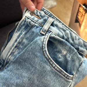 Ljusblå raka jeans från Zara - Säljer ett par ljusblå jeans från Zara i klassisk denim med raka ben och normal passform. Jeansen har snyggt tvättad look, fem fickor och detaljerade sömmar. Perfekta för en chill och trendig vardagsstil.