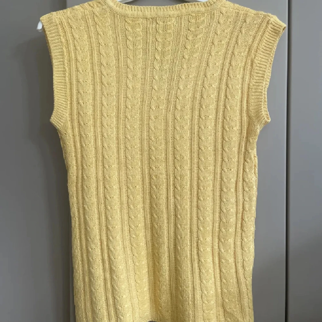Gul stickad topp från Vero Moda - 1