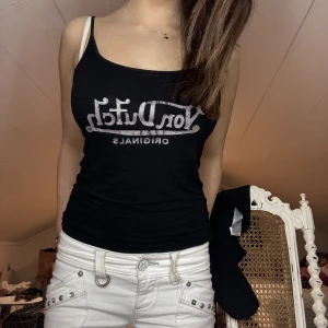 VonDutch topp - Vintage superfin topp från VonDutch. I jätte fint skick förutom att texten spruckit lite. *lånade bilder*