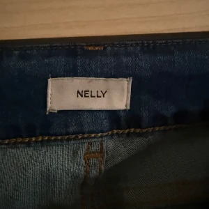 Blå bootcut jeans från Nelly❤️ - Snygga blå jeans från Nelly med bootcut passform och markerade sömmar framtill. Har använts några gånger! 