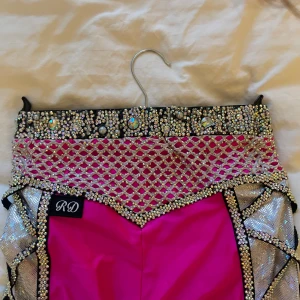 Disco duo dräkt  - Jätte fin disko duo dräkt i en stark rosa och fint stressad. 💖Dom är knappt använda och i väldigt bra skick utan några defekter.  De fins ungefär en decimeter extra tyg att sy ner på båda benen. Dräkterna kommer med två strutar 6 armband och två pannband.💞De är bara att skriva vid frågor eller funderingar MVH Nora och Astrid