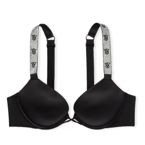 Svart push up bh Victoria's Secret - Supersnygg svart push-up bh från Victoria’s Secret, köpte den förra veckan men jag ångrade mig efter. Har aldrig använt den en enda gång, den är helt ny men jag klippte av lapparna dock💕💕storlek 75 a
