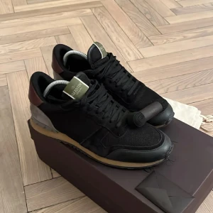 Valentino Garavani Rockrunners - Säljer nu mina rockrunners då jag är ute efter nytt, sparsamt använda men såklart används vilket kan ses lite på sina ställen. Självklart äkta tlll skillnad på många andra. Halft prutbara och skriv om bilder behövs! Mvh