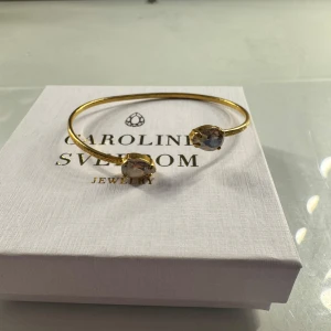 Caroline Svedbom armband - intressekoll på mitt caroline svedbom armband i modellen ”light sink”. armbandet är en månad gammalt så inprincip nytt. skriv för fler bilder eller frågor💕