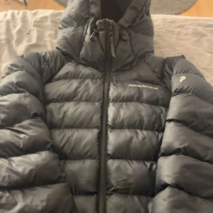 Peak performance jacka  - Jättefin peak performance jacka i storlek L skulle säga att den massar en s/m då den e liten i storlek,köptes för 4000kr haft den i 2 år den är i jättebra skick inga hål osv kan ha nån smink fläck runt kragen men det är något som går bort med våtservetter ☺️