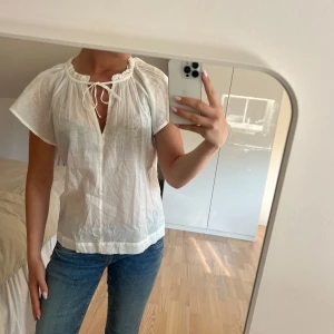 Supersöt blus - Superfin vit blus från GAP med korta vida ärmar och söt knytning vid halsen. Knappt använd💗