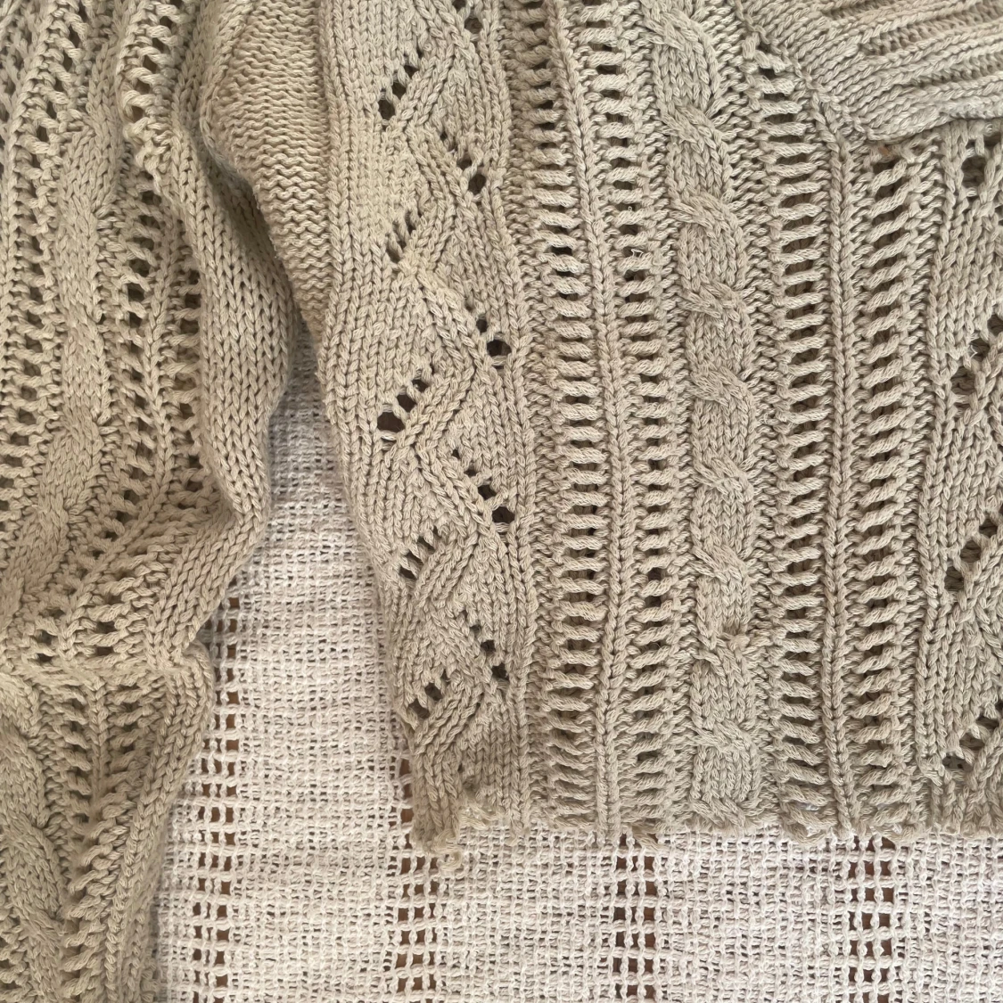 Beige stickad hoodie från b.young - 2