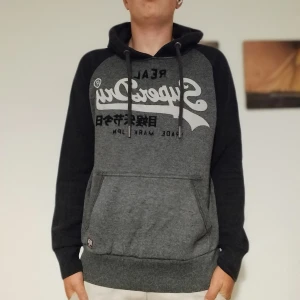 Superdry Hoddie  - Superdry Hoddie i väldigt bra skick storlek L men passar M. Kolla profilen där de finns fett med Ralph Lauren kläder 