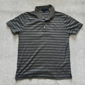 Ralph lauren piké | M - Grå randig Ralph lauren piké | mycket fint skick och inga defekter | om du har funderingar tveka då inte på att höra av dig | ⚜️