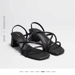 Svarta sandaler med klack från & Other Stories - Stilrena svarta sandaler från & Other Stories i äkta läder. De är jättebekväma och så snygga till vilken outfit som helst men säljer eftersom dem tyvärr inte passar mig :/ Använda två gånger. Kan mötas upp i Stockholm! Bara att skriva till mig om du har någon mer fråga 🫶