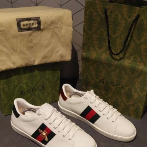 Gucci ace - Säljer ett par vita Gucci ace med fluga || Storlek 42 || Dust bag, påse och box medföljer || pris kan diskuteras vid snabb affär