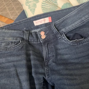 Lågmidjade jeans  - Jätte fina jeans som aldrig är använda då jag inte gillar hur dem sitter på mig.