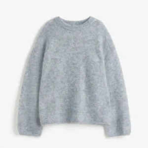 Ljusgrå stickad tröja mohairblandning H&M - Säljer denna så fina tröja som jag älskar i toppenskick, så säljer bara vid bra pris💕 Dåligt ljus på mina bilder så det ser lite mörkare ut än vad den är! Den finns inte att köpa längre!! Pris är alltid diskuterbart, framförallt om man köper flera saker!