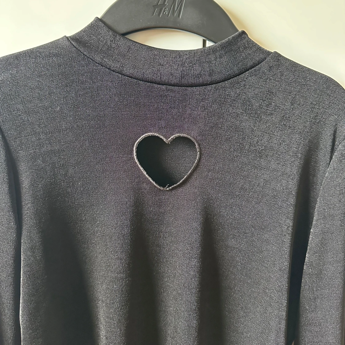 Svart långärmad topp med hjärtformad detalj - 1