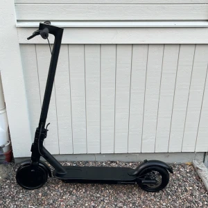 Xiamoi elscooter - Säljer en xiamoi elscooter som har gått långt, aceptabelt batteritid, den är svart spraymålad. Annars funkar den bra, den kan stängas av av sig själv ibland, start-knappen är lite hård, man får komma och hämta den