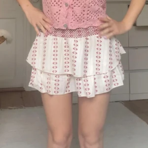 Kjol - Så himla fin kort kjol! Liknande märke i Nederländerna som meetmethere och har shorts under. Har enbart använt kjolen en gång. Köpte den för 613kr!
