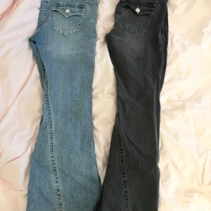 true religion jeans - två true religion jeans i blå och svart säljer helst tillsammans om man bara vill köpa en kan man mötas hos mig och hämta. inte använda så mycket typ 3 gånger var. priset jag skrivit är för båda tillsammans om man vill köpa separat blir de 750 