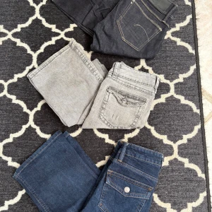 3 par jeans i olika färger och stilar - Säljer 3 par jeans i barnstorlekar.   Lager 157: 90’s boot strl XXS SHORT G-star: strl 28, length 34 Gina tricot: strl 146   200kr styck eller 500kr för alla 