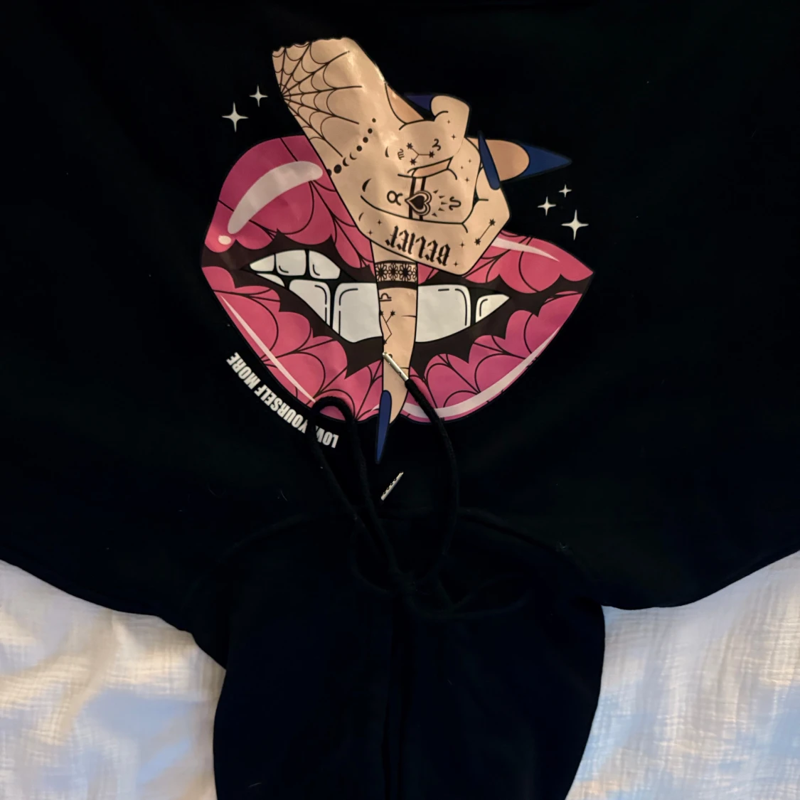 Svart hoodie med tryck och huva - 1